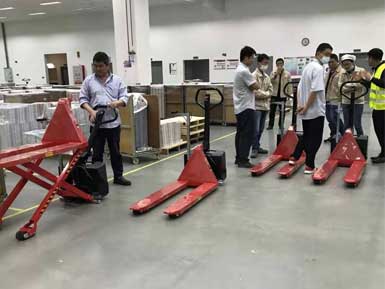 電動(dòng)高升程搬運(yùn)車交付使用，感謝廠家羅總親自跟客戶講解操作方法！